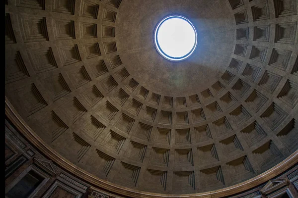 Pantheon 'un iç kısmı 13 Nisan 2008' de Roma, İtalya 'da. MÖ 27 'de Agrippa tarafından inşa edilen bu tapınak antik Roma' nın tüm tanrıları için yapılmıştır. 609 'dan bir Hıristiyan kilisesi.