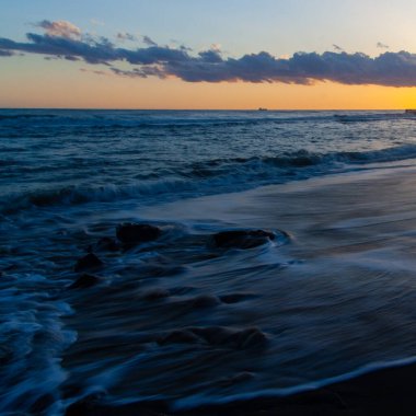 Romantik gün batımı gökyüzü Tyrhenian denizinin kıyısında
