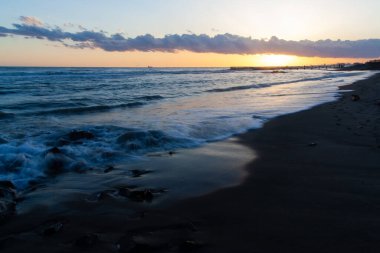 Romantik gün batımı gökyüzü Tyrhenian denizinin kıyısında