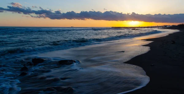 Romantico Bel Cielo Tramonto Sulla Riva Del Mar Tirreno — Foto Stock