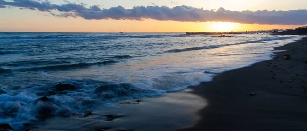 Romantico Bel Cielo Tramonto Sulla Riva Del Mar Tirreno — Foto Stock