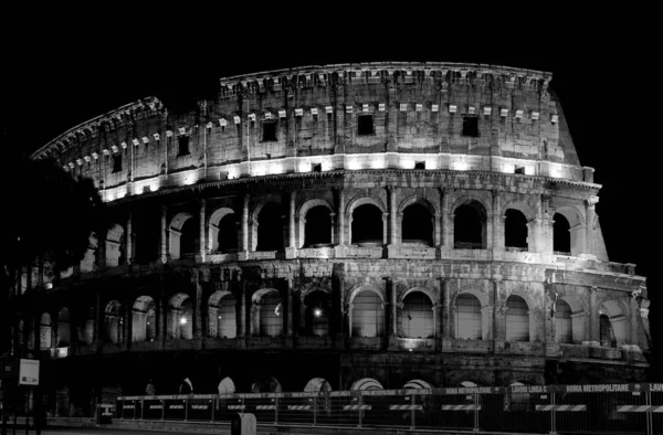 Kolosseum Bei Nacht Der Italienischen Hauptstadt Rom Schwarzweiß Bearbeiten — Stockfoto