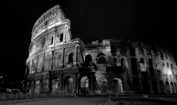 Kolosseum Bei Nacht Der Italienischen Hauptstadt Rom Schwarzweiß Bearbeiten — Stockfoto