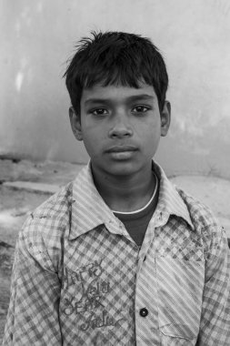 Sundarpur, Hindistan - 2013: Hindistan 'ın Bihar eyaletindeki yerel cüzzam hastanesinde kimliği belirsiz Hintli çocuklar