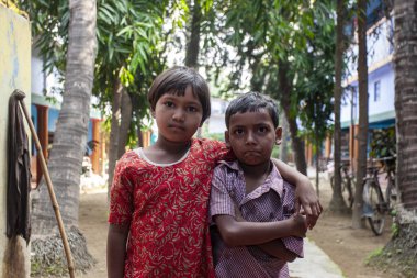 Sundarpur, Hindistan - 2013: Hindistan 'ın Bihar eyaletindeki yerel cüzzam hastanesinde kimliği belirsiz Hintli çocuklar