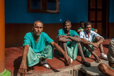 Sundarpur, Hindistan - 2013: Hindistan 'ın Bihar eyaletindeki yerel bir cüzzamlı hastanesinde kimliği belirsiz Hintli cüzzamlı hastalar