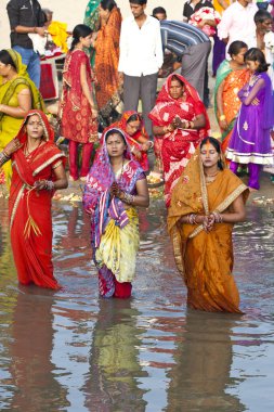 RAXAUL, INDIA - 8 NOV: Hindistan 'ın Bihar eyaletinde 8 Kasım 2013 tarihinde Chhas' ı kutlayan tanımlanamayan Hintli kadınlar.