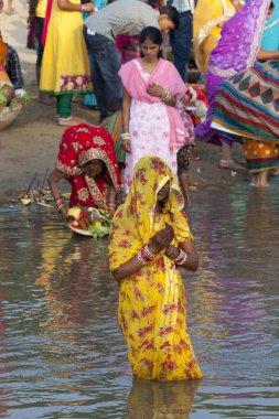 RAXAUL, INDIA - 8 NOV: Hindistan 'ın Bihar eyaletinde 8 Kasım 2013 tarihinde Chhas' ı kutlayan tanımlanamayan Hintli kadınlar.