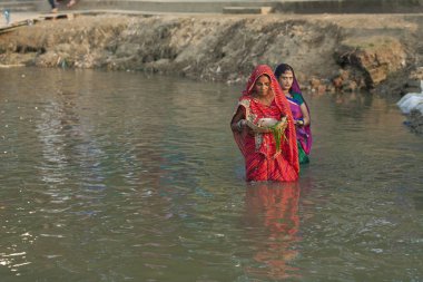 RAXAUL, INDIA - 8 NOV: Hindistan 'ın Bihar eyaletinde 8 Kasım 2013 tarihinde Chhas' ı kutlayan tanımlanamayan Hintli kadınlar.