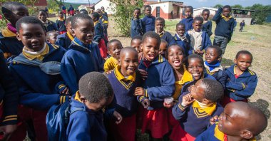 Tanımlanamayan Swazi çocukları 29 Temmuz 2008 'de Svaziland' daki Domuzlar Tepesi 'ndeki Nasıralı Misyon Okulu' nda.