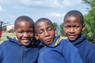 Tanımlanamayan Swazi çocukları 29 Temmuz 2008 'de Svaziland' daki Domuzlar Tepesi 'ndeki Nasıralı Misyon Okulu' nda.