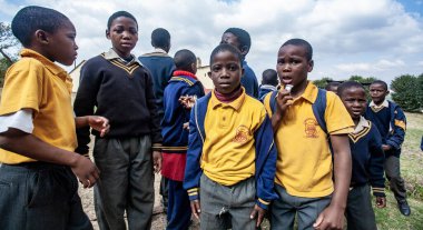 Tanımlanamayan Swazi çocukları 29 Temmuz 2008 'de Svaziland' daki Domuzlar Tepesi 'ndeki Nasıralı Misyon Okulu' nda.