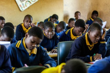 Tanımlanamayan Swazi çocukları 29 Temmuz 2008 'de Svaziland' daki Domuzlar Tepesi 'ndeki Nasıralı Misyon Okulu' nda.