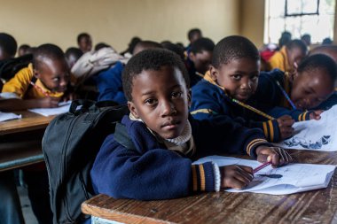 Tanımlanamayan Swazi çocukları 29 Temmuz 2008 'de Svaziland' daki Domuzlar Tepesi 'ndeki Nasıralı Misyon Okulu' nda.