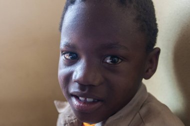 Tanımlanamayan Swazi çocukları 29 Temmuz 2008 'de Svaziland' daki Domuzlar Tepesi 'ndeki Nasıralı Misyon Okulu' nda