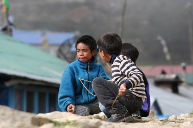 Namche Çarşısı, Everest Bölgesi, Nepal 'deki kimliği belirsiz Sherpa çocukları, yaklaşık Ekim 2006