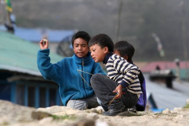 Namche Çarşısı, Everest Bölgesi, Nepal 'deki kimliği belirsiz Sherpa çocukları, yaklaşık Ekim 2006