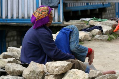 Tanımlanamayan Sherpa 'lı kadın ve çocuğu Ekim 2006' da Namche Bazaar, Everest bölgesinde görüldü.