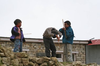 Namche Çarşısı, Everest Bölgesi, Nepal 'deki kimliği belirsiz Sherpa çocukları, yaklaşık Ekim 2006