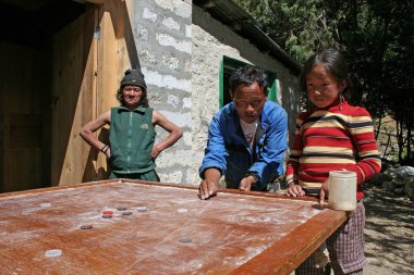 Tanımlanamayan Sherpa halkı, Ekim 2006 'da Lukla, Everest bölgesinde yerel bir oyun oynuyor.