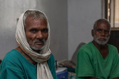 Sundarpur, Hindistan - 2013: Hindistan 'ın Bihar eyaletindeki yerel bir cüzzamlı hastanesinde kimliği belirsiz Hintli cüzzamlı hastalar