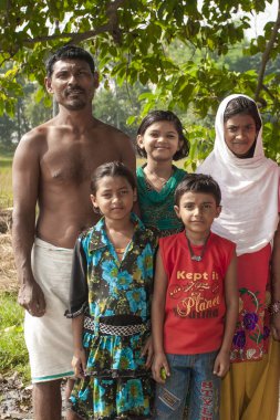 Sundarpur, Bihar Eyaleti, Hindistan, Kasım 2013 'te kırsal bir cüzam kolonisinde kimliği belirsiz Hintli insanlar.