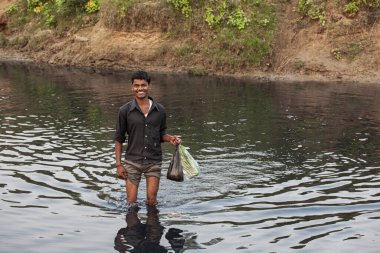 Sundarpur, Hindistan - 2013: Hindistan 'ın Bihar eyaletinde Sundarpur, Bihar eyaletinde kırsal bir cüzzam kolonisinde tanımlanamayan bir Hintli adam