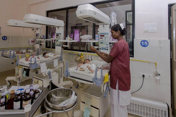 Raxaul India Oct 2011年10月24日 印度比哈尔的Raxaul 一名身份不明的印度护士带着一名新生儿住在当地一家医院 比哈尔是印度最贫穷的邦之一 — 图库照片