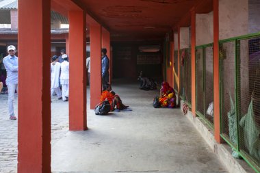 Raxaul, Bihar Eyaleti, Hindistan 'daki bir hastanenin avlusundaki kimliği belirsiz kişiler, Kasım 2013.