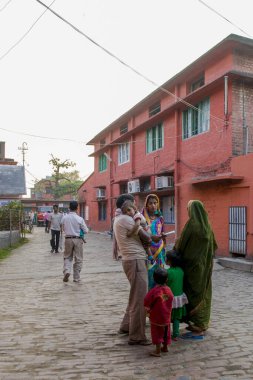 RAXAUL, INDIA - OCT 24: Raxaul, Bihar State, Hindistan 'da 24 Ekim 2011 tarihinde yerel bir hastanede kimliği belirsiz Hintli insanlar. Bihar Hindistan 'ın en fakir eyaletlerinden biridir. Kişi başına düşen gelir 300 dolar..