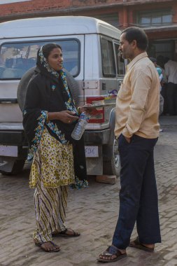 Raxaul, Bihar Eyaleti, Hindistan 'daki bir hastanenin avlusundaki kimliği belirsiz kişiler, Kasım 2013.