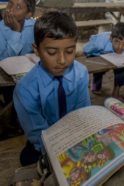 RAXAUL, INDIA - Kasım 2013 dolaylarında yerel bir okulda tanımlanamayan Hintli çocuklar, Kasım 2013 'te Raxaul, Bihar, Hindistan' da.