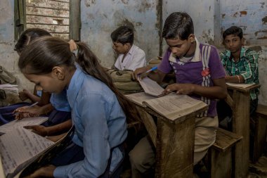 RAXAUL, INDIA - Kasım 2013 dolaylarında yerel bir okulda tanımlanamayan Hintli çocuklar, Kasım 2013 'te Raxaul, Bihar, Hindistan' da.