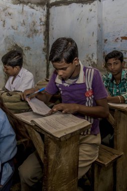 RAXAUL, INDIA - Kasım 2013 dolaylarında yerel bir okulda tanımlanamayan Hintli çocuklar, Kasım 2013 'te Raxaul, Bihar, Hindistan' da.