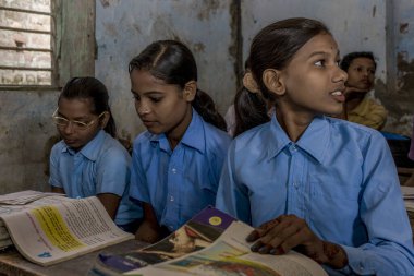 RAXAUL, INDIA - Kasım 2013 dolaylarında yerel bir okulda tanımlanamayan Hintli çocuklar, Kasım 2013 'te Raxaul, Bihar, Hindistan' da.