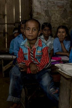 RAXAUL, INDIA - Kasım 2013 dolaylarında yerel bir okulda tanımlanamayan Hintli çocuklar, Kasım 2013 'te Raxaul, Bihar, Hindistan' da.