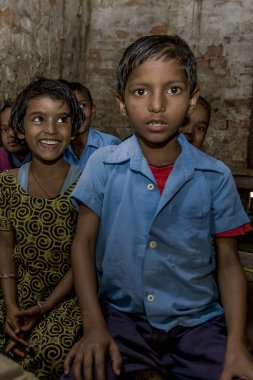 RAXAUL, INDIA - Kasım 2013 dolaylarında yerel bir okulda tanımlanamayan Hintli çocuklar, Kasım 2013 'te Raxaul, Bihar, Hindistan' da.