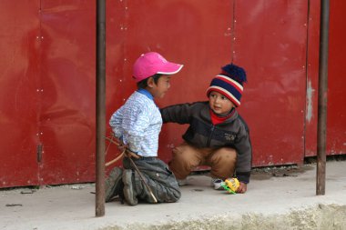 Namche Çarşısı, Everest Bölgesi, Nepal 'deki kimliği belirsiz Sherpa çocukları, yaklaşık Ekim 2006