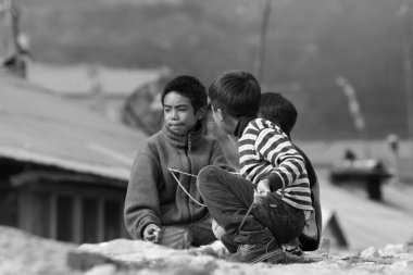 Namche Çarşısı, Everest Bölgesi, Nepal 'deki kimliği belirsiz Sherpa çocukları, yaklaşık Ekim 2006