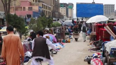 2018 'de Mazar-i-Şerif, Kuzey Afganistan' daki bir pazarda kimliği belirsiz kişiler.