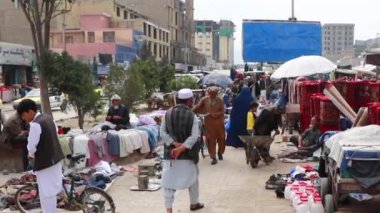 2018 'de Mazar-i-Şerif, Kuzey Afganistan' daki bir pazarda kimliği belirsiz kişiler.