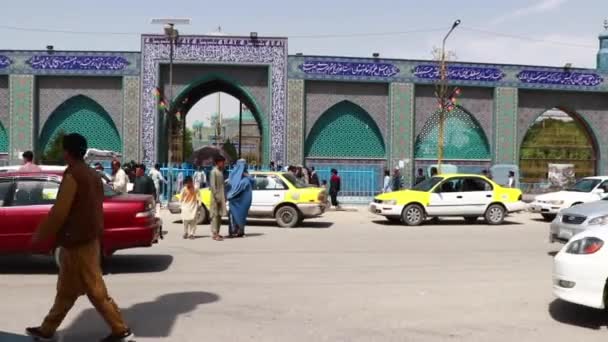 2018年4月阿富汗北部马扎里沙里夫的街头交通 — 图库视频影像
