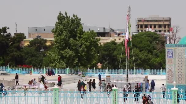 Oidentifierat Afghanskt Folk Blå Moskén Mazar Sharif Norra Afghanistan 2018 — Stockvideo
