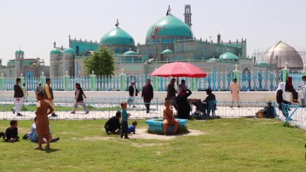 Oidentifierat Afghanskt Folk Blå Moskén Mazar Sharif Norra Afghanistan 2018 — Stockvideo