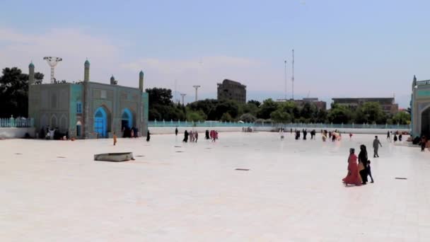 2019年在阿富汗北部马扎里沙里夫蓝色清真寺的身份不明的阿富汗人 — 图库视频影像