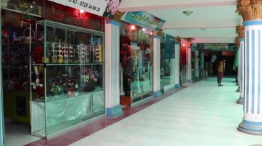 2019 'da Mazar-i-Şerif, Kuzey Afganistan' daki bir alışveriş merkezinde kimliği belirsiz kişiler.