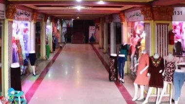 2019 'da Mazar-i-Şerif, Kuzey Afganistan' daki bir alışveriş merkezinde kimliği belirsiz kişiler.