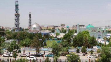2018 'de Mazar-i-Şerif, Kuzey Afganistan' daki Mavi Camii 'ndeki kimliği belirsiz Afgan vatandaşları.