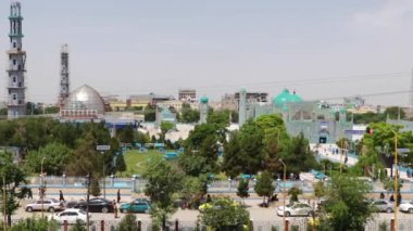 2018 'de Mazar-i-Şerif, Kuzey Afganistan' daki Mavi Camii 'ndeki kimliği belirsiz Afgan vatandaşları.