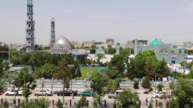 2018 'de Mazar-i-Şerif, Kuzey Afganistan' daki Mavi Camii 'ndeki kimliği belirsiz Afgan vatandaşları.